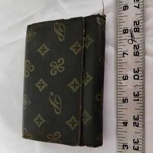 Brown Monogram Designer-Inspired Wallet – Pre-Owned with Wear